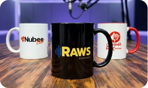Três canecas personalizadas no estúdio RAWS, com a caneca RAWS em destaque no centro